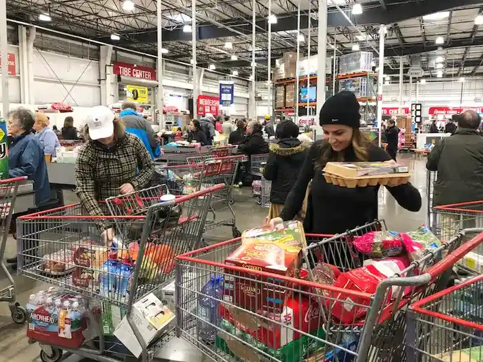 美国Costco门店内人头攒动,购物车堆满食物