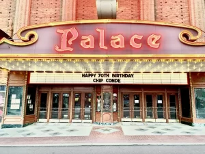 Palace 剧院门前的大屏幕打出生日祝福语