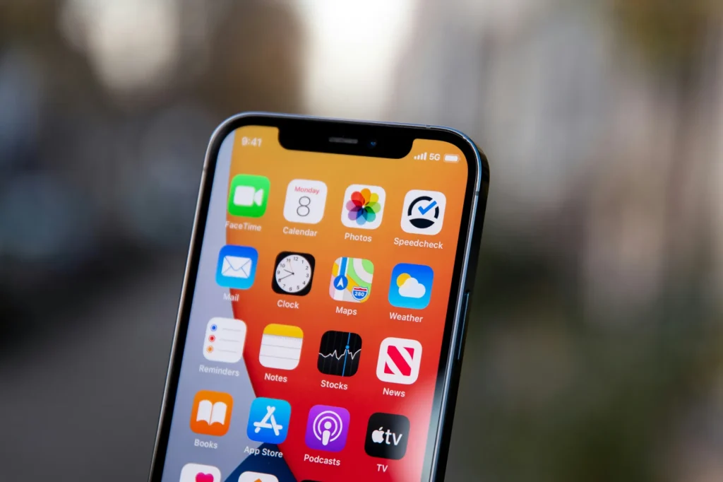 iPhone 屏幕上的 App 图标特写，包括天气、地图、相册、邮件等常用应用，背景虚化